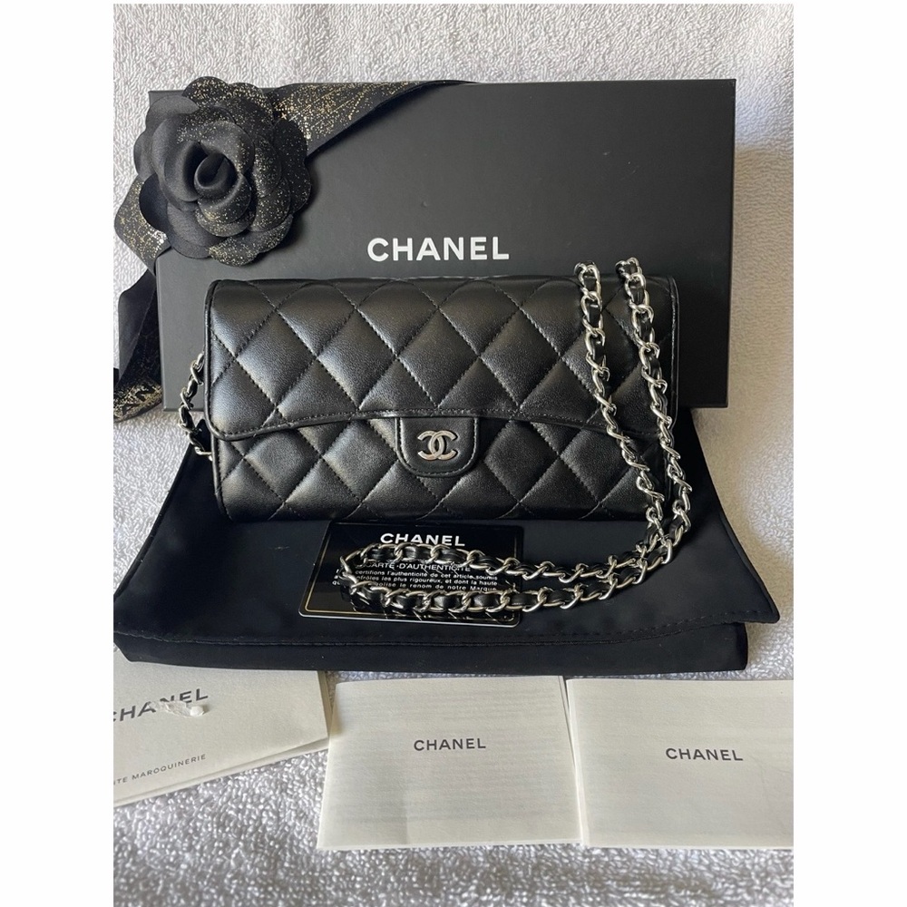 CHANEL CC Classic Matelasse Gusset Flap Leather Wallet in Black. Authentic